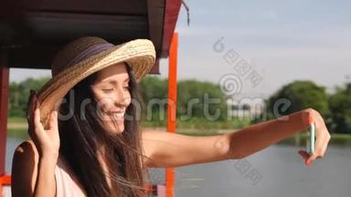 年轻快乐混血旅游妇女用手机拍照。 微笑的嬉皮士无忧无虑的女孩